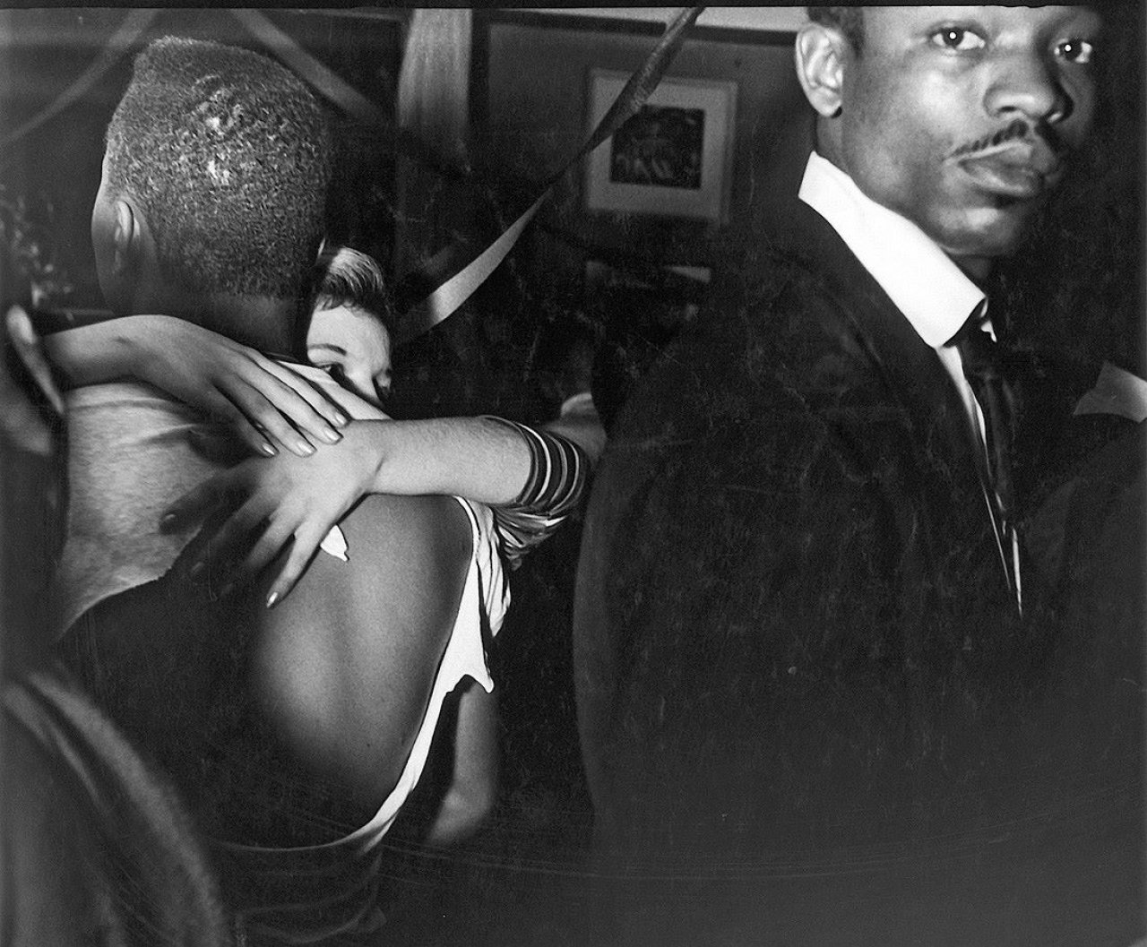 Auf diesem Bild ist das folgende Kunstwerk zu sehen:  Weegee (d.i. Fellig, Arthur H.). Couple dancing. 1940er Jahre.