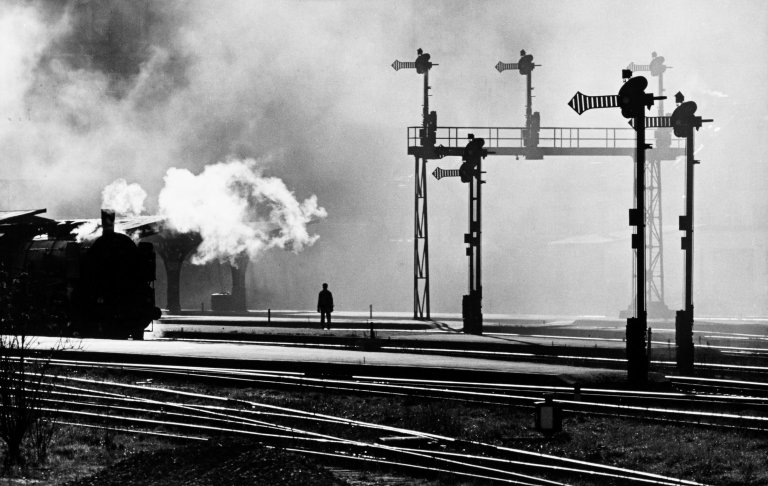 Auf diesem Bild ist das folgende Kunstwerk zu sehen: Toni Schneiders. „Stellwerk frühmorgens, Lindau (Bay)“. 1949.
