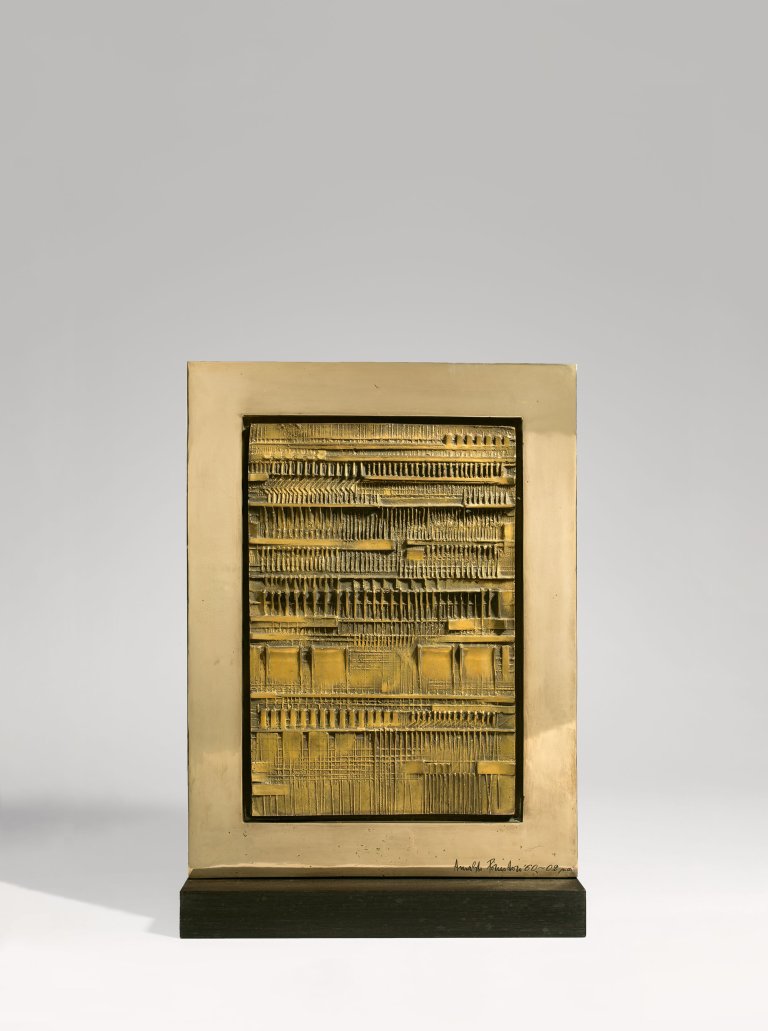 Auf diesem Bild ist das folgende Kunstwerk zu sehen: Arnaldo Pomodoro. Bassorilievo“. 1960.