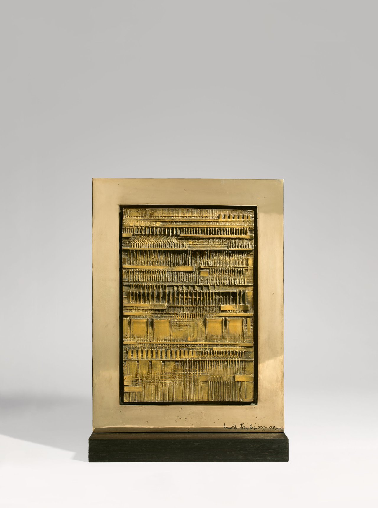Auf diesem Bild ist das folgende Kunstwerk zu sehen: Arnaldo Pomodoro. Bassorilievo“. 1960.