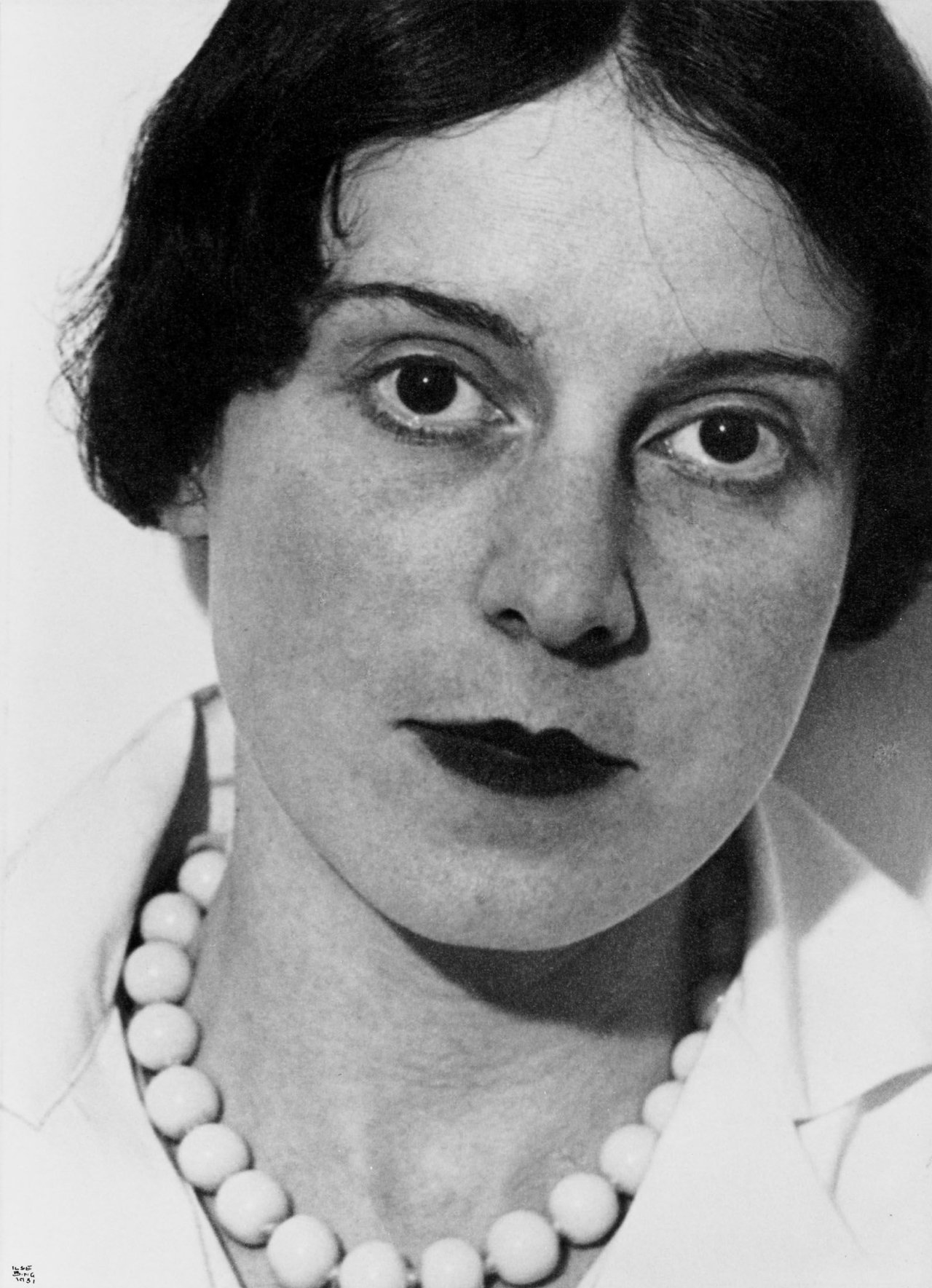 Auf diesem Bild ist das folgende Kunstwerk zu sehen: Ilse Bing. „Selfportrait, Paris“. 1931.
