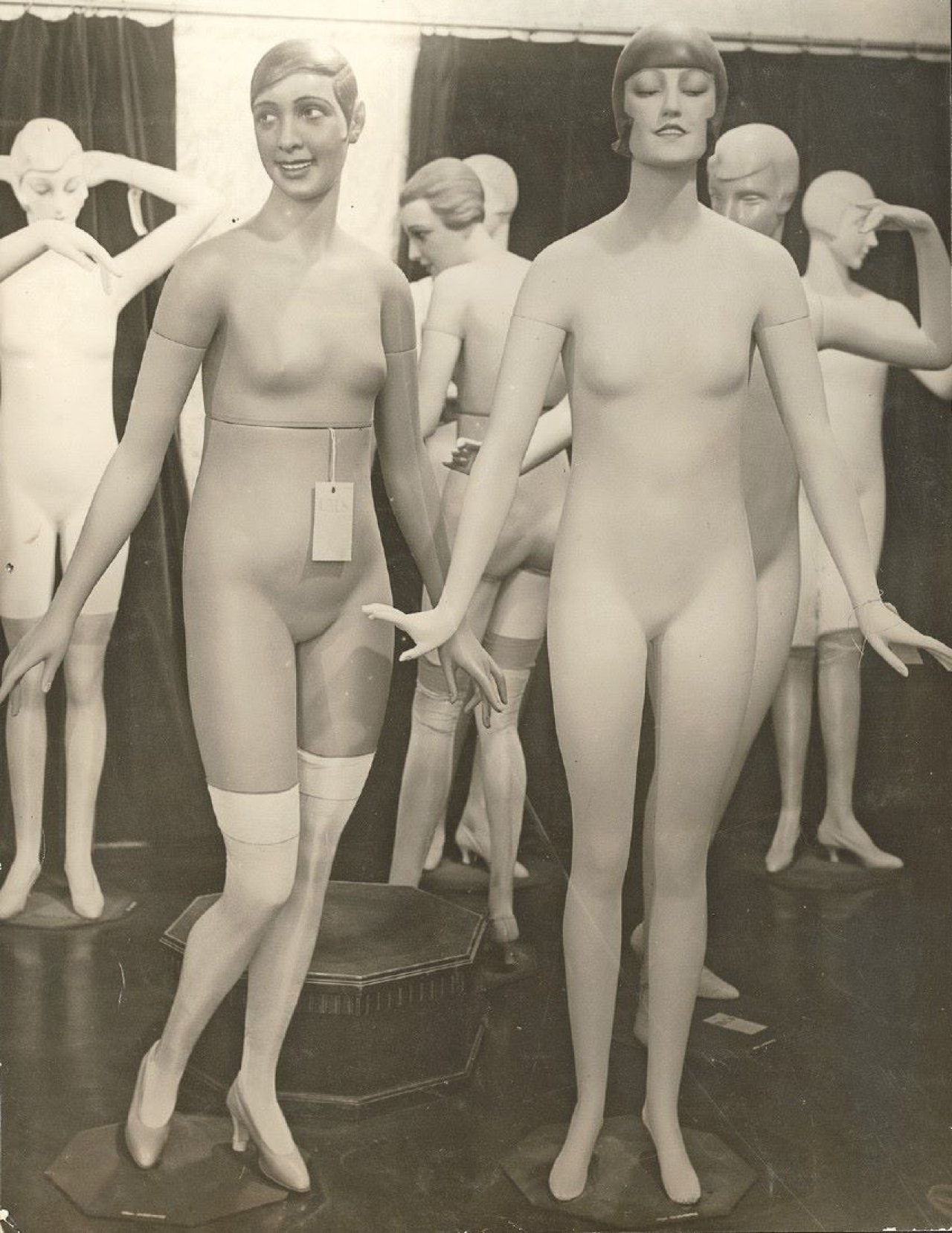Auf diesem Bild ist das folgende Kunstwerk zu sehen:  Anonym. Ohne Titel (Josephine Baker als Schaufensterpuppe). 1926–1929.
