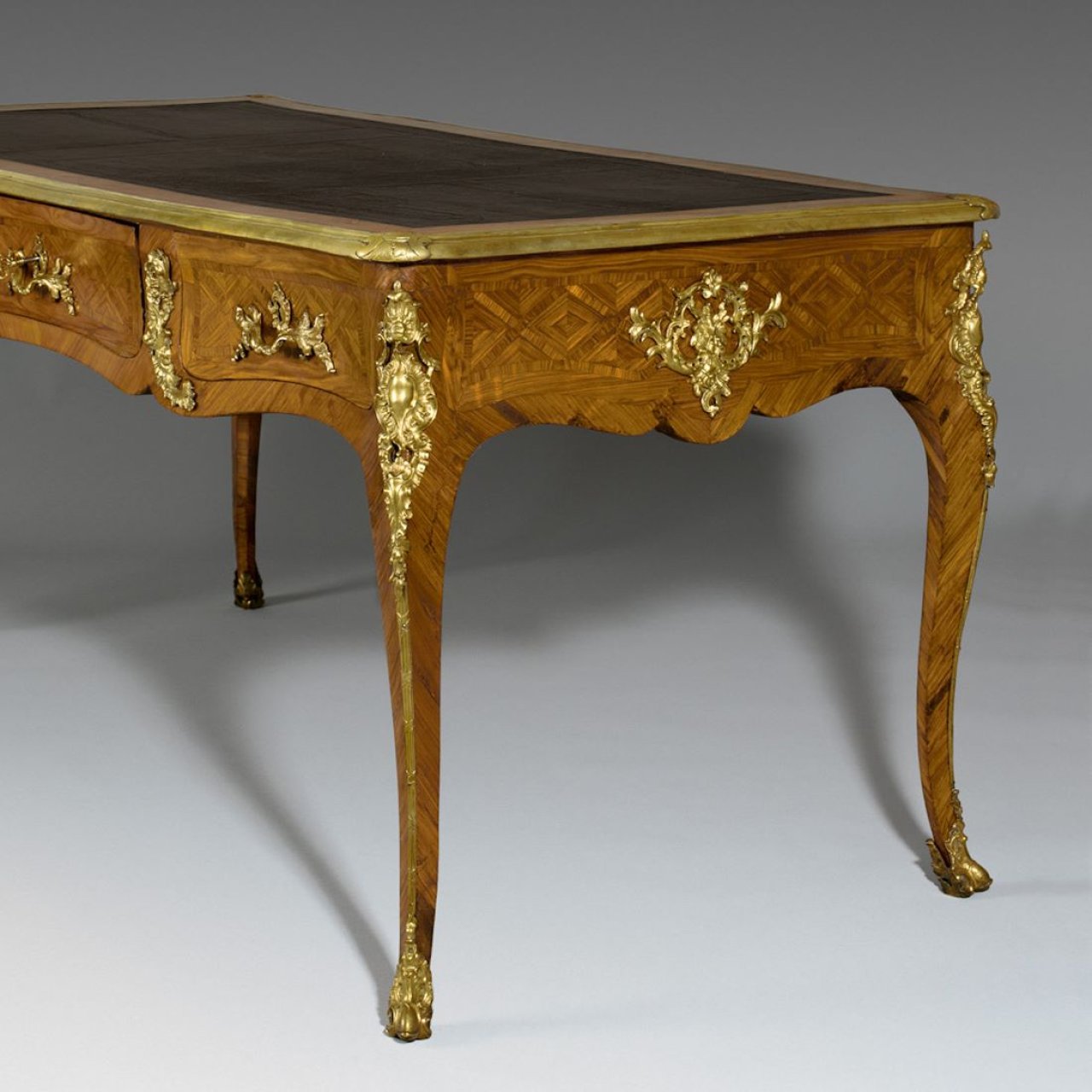 Auf diesem Bild ist das folgende Kunstwerk zu sehen: Pierre Migeon IV. Schreibtisch - Bureau Plat. Um 1750.