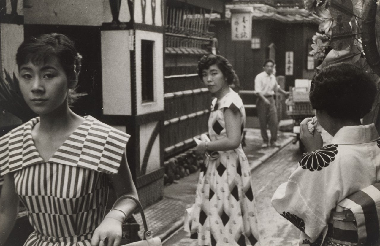 Auf diesem Bild ist das folgende Kunstwerk zu sehen: Marc Riboud. In front of one of the countless cafés of Tokyo. 1958.