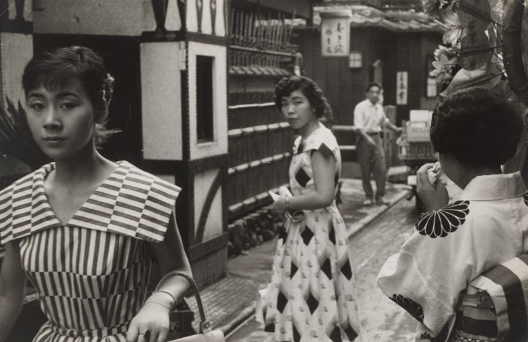 Auf diesem Bild ist das folgende Kunstwerk zu sehen: Marc Riboud. In front of one of the countless cafés of Tokyo. 1958.