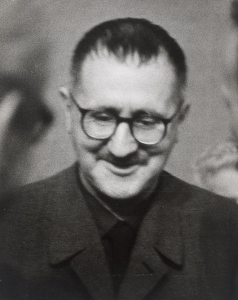 Auf diesem Bild ist das folgende Kunstwerk zu sehen: Gisèle Freund. „Bertolt Brecht“. 1954.