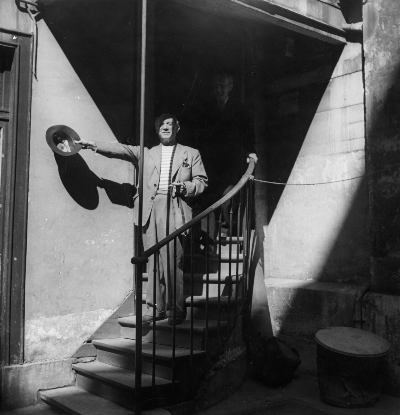 Auf diesem Bild ist das folgende Kunstwerk zu sehen: Robert Capa (d.i. Endre Ernő Friedmann). Paris, September 1944, Pablo Picasso verlässt sein Atelier.