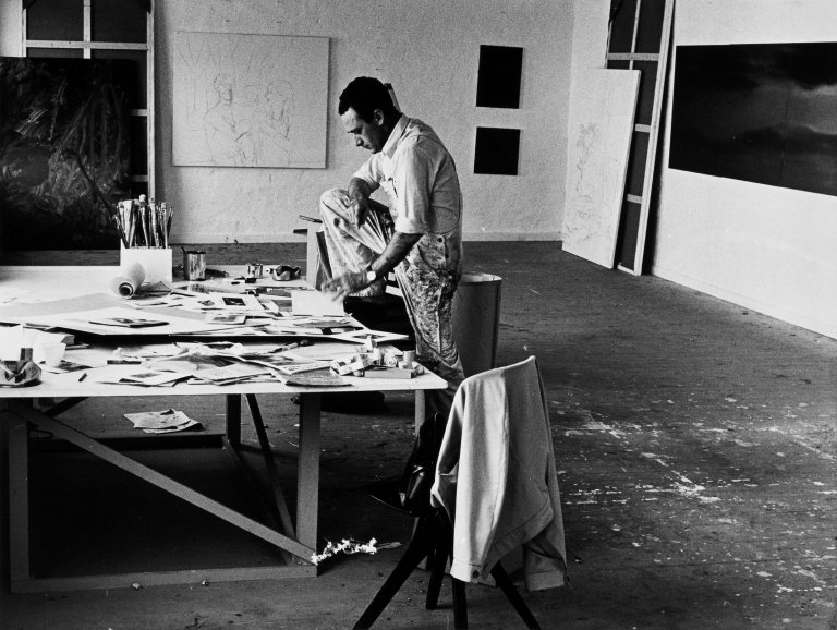 Auf diesem Bild ist das folgende Kunstwerk zu sehen: Stefan Moses. „Gerhard Richter, Düsseldorfer Atelier“. 1971.
