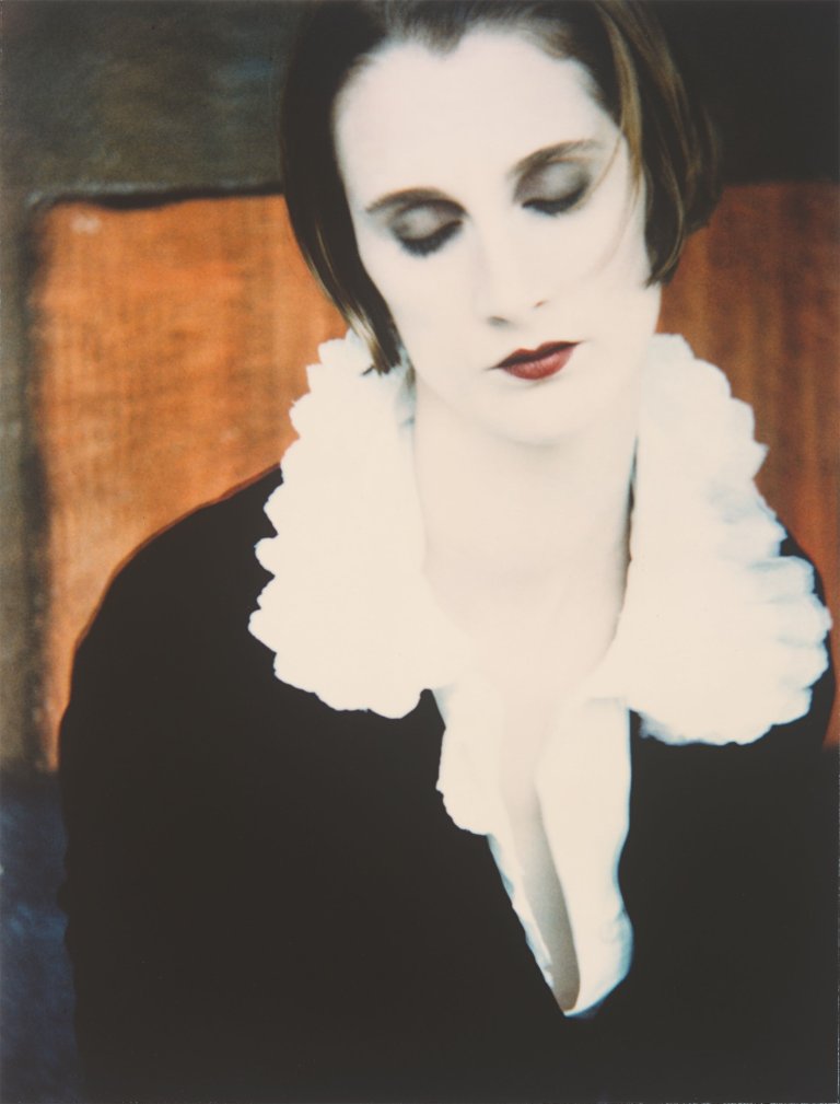 Auf diesem Bild ist das folgende Kunstwerk zu sehen: Sarah Moon (d.i. Hadengue, Marielle). Fashion. Um 1995.