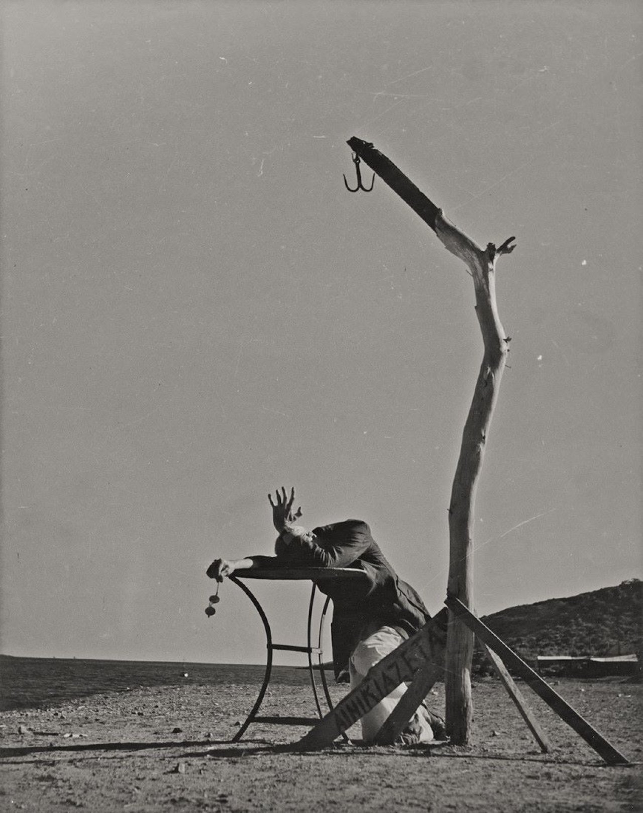 Auf diesem Bild ist das folgende Kunstwerk zu sehen: Herbert List. Inszenierung mit George Hoyningen-Huene, Glyphada, Griechenland. 1939.