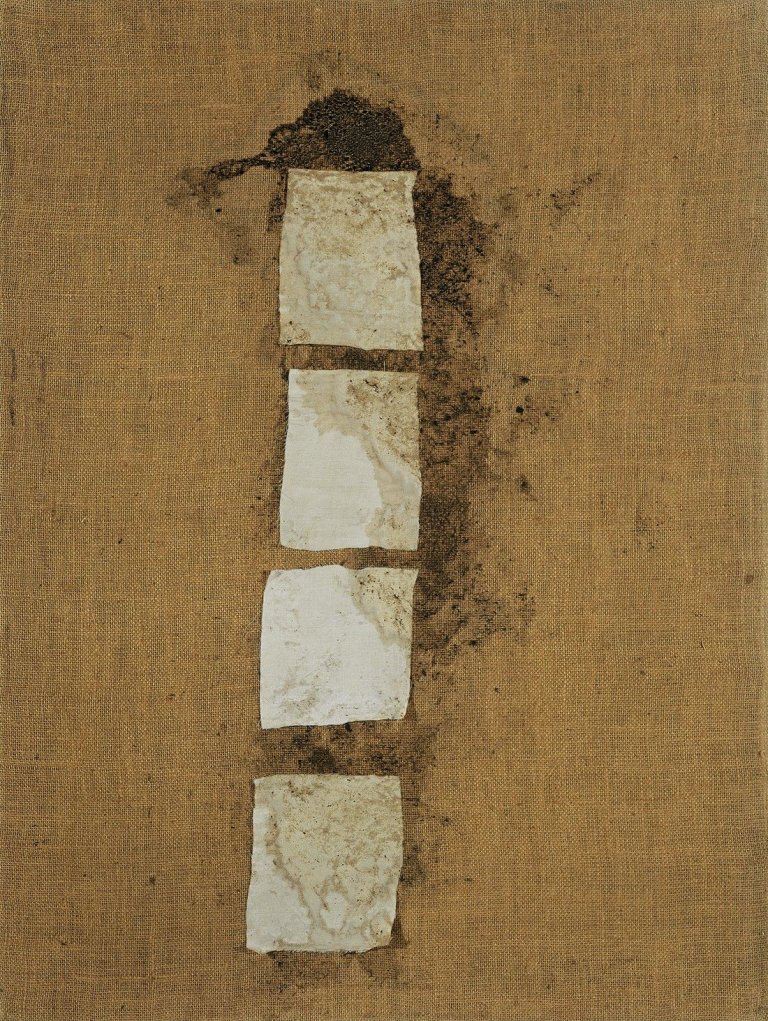 Auf diesem Bild ist das folgende Kunstwerk zu sehen: Hermann Nitsch. Reliktmontage. 1962.