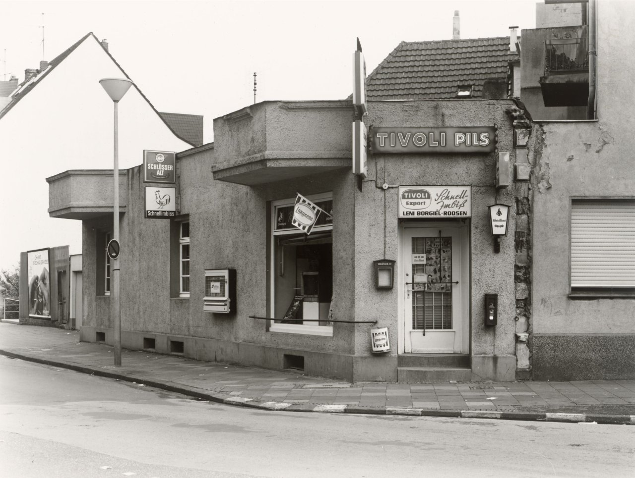 Auf diesem Bild ist das folgende Kunstwerk zu sehen: Tata Ronkholz. Krefeld, Lessingstrasse 1, aus der Serie „Trinkhallen“, 1977–1984. 1978.