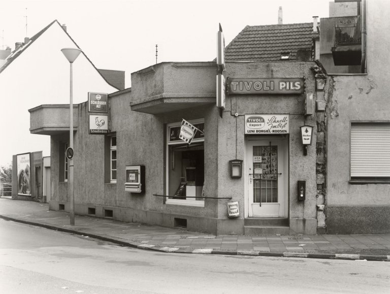 Auf diesem Bild ist das folgende Kunstwerk zu sehen: Tata Ronkholz. Krefeld, Lessingstrasse 1, aus der Serie „Trinkhallen“, 1977–1984. 1978.