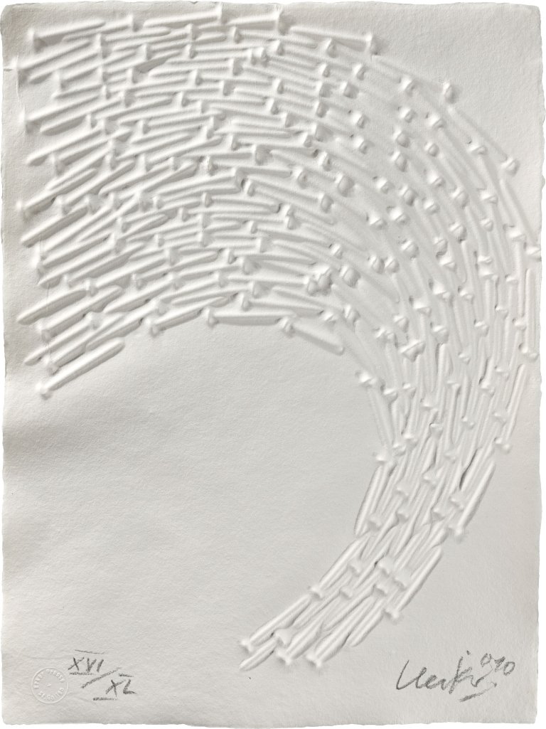 Auf diesem Bild ist das folgende Kunstwerk zu sehen: Günther Uecker. „Kleiner weißer Vogel“. 2010.