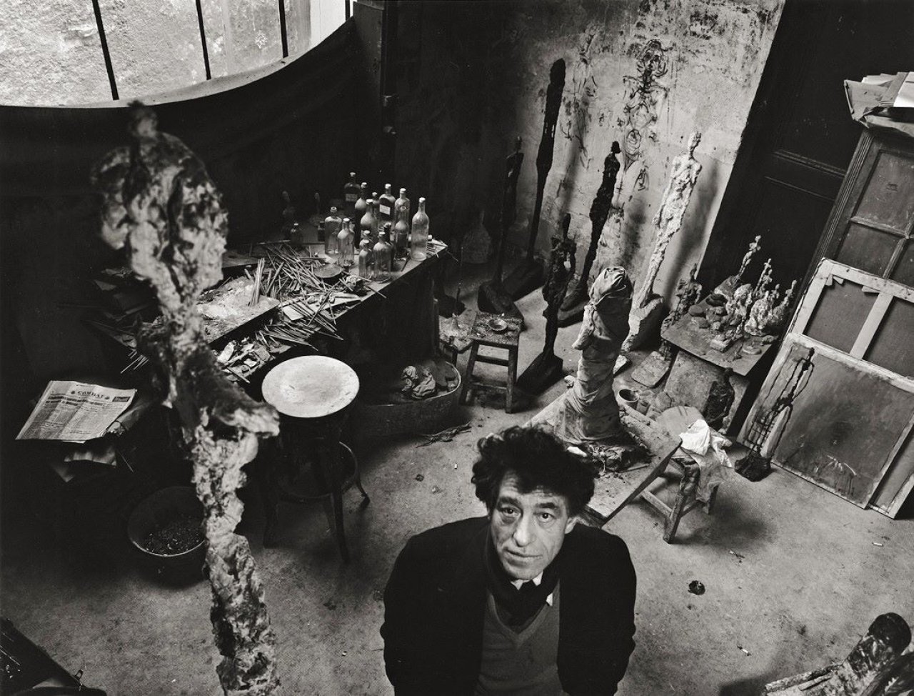 Auf diesem Bild ist das folgende Kunstwerk zu sehen: Robert Doisneau. Alberto Giacometti dans son atelier. 1957.