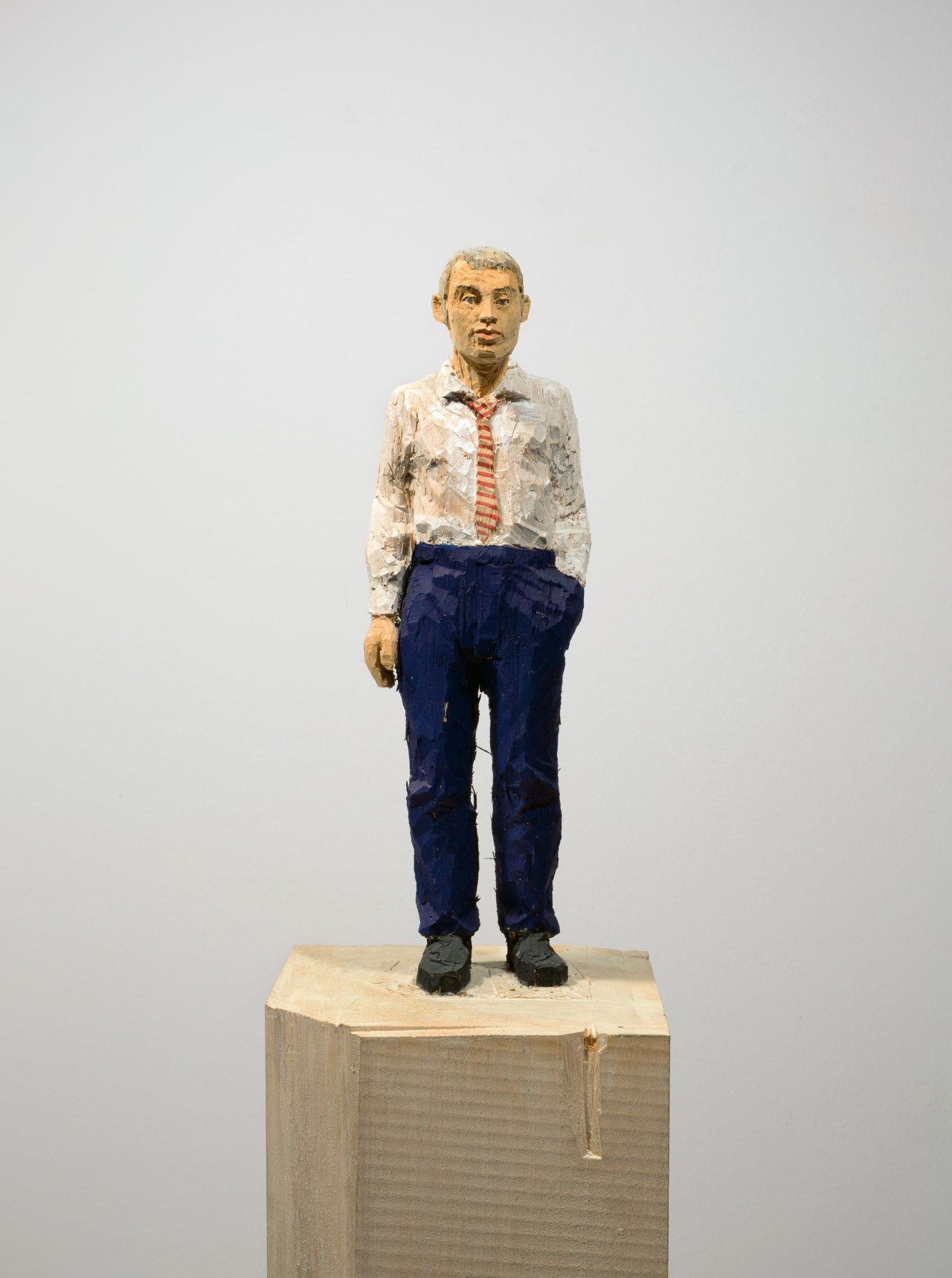 Auf diesem Bild ist das folgende Kunstwerk zu sehen: Stephan Balkenhol. Mann mit grauen Haaren. 2003.