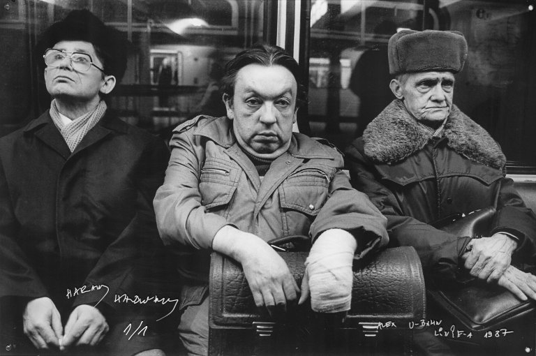 Auf diesem Bild ist das folgende Kunstwerk zu sehen: Harald Hauswald. „Alex U-Bahn, Linie-A“. 1987.