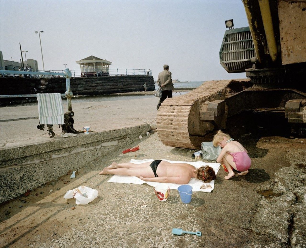 Auf diesem Bild ist das folgende Kunstwerk zu sehen: Martin Parr. England, New Brighton, aus der Serie „The Last Resort“. 1983–1985.
