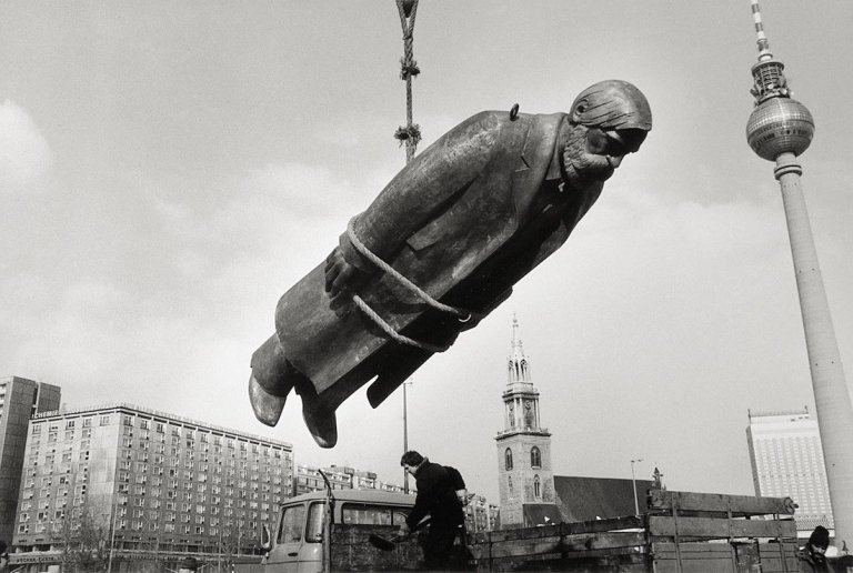 Auf diesem Bild ist das folgende Kunstwerk zu sehen: Sibylle Bergemann. Berlin, Februar 1986.