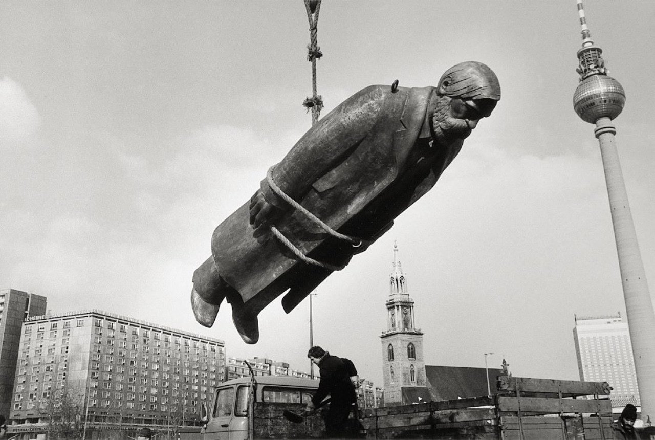 Auf diesem Bild ist das folgende Kunstwerk zu sehen: Sibylle Bergemann. Berlin, Februar 1986.