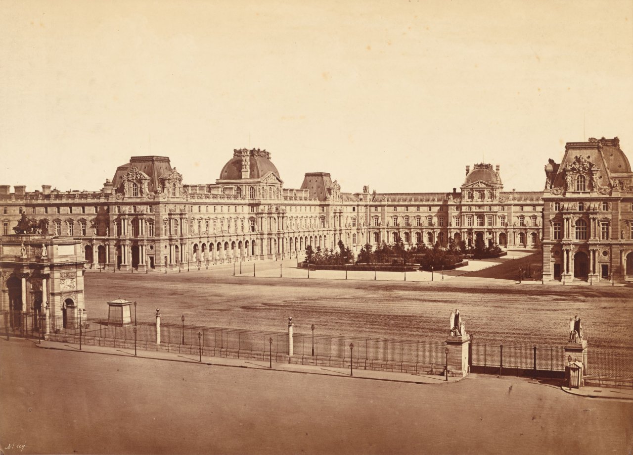 Auf diesem Bild ist das folgende Kunstwerk zu sehen: Édouard Denis Baldus. La Cour Napoléon du Louvre, Vue du Carrousel, Paris. Um 1857.