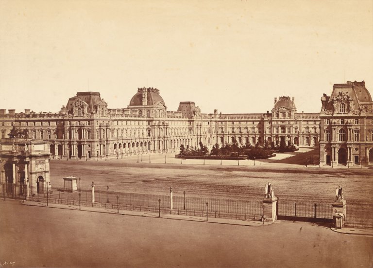 Auf diesem Bild ist das folgende Kunstwerk zu sehen: Édouard Denis Baldus. La Cour Napoléon du Louvre, Vue du Carrousel, Paris. Um 1857.
