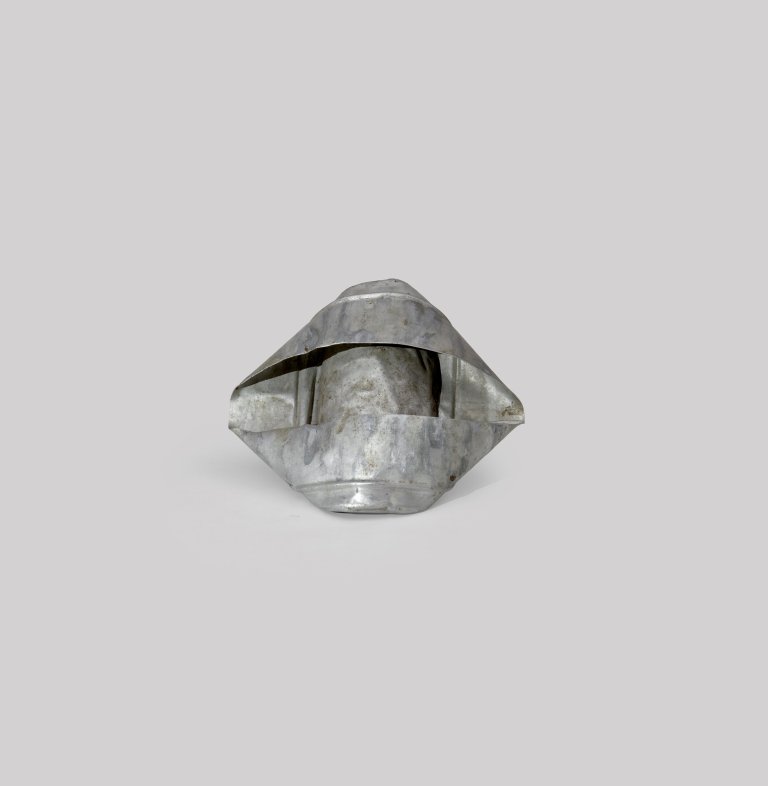 Auf diesem Bild ist das folgende Kunstwerk zu sehen: Hermann Glöckner. Eingedrückte Blechschachtel. 1976.