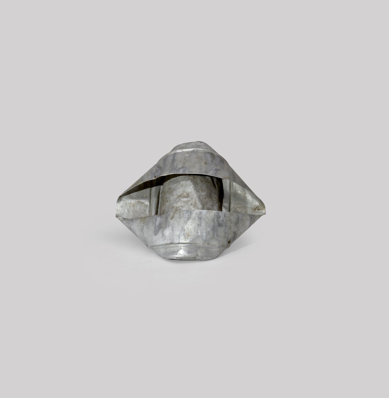 Auf diesem Bild ist das folgende Kunstwerk zu sehen: Hermann Glöckner. Eingedrückte Blechschachtel. 1976.