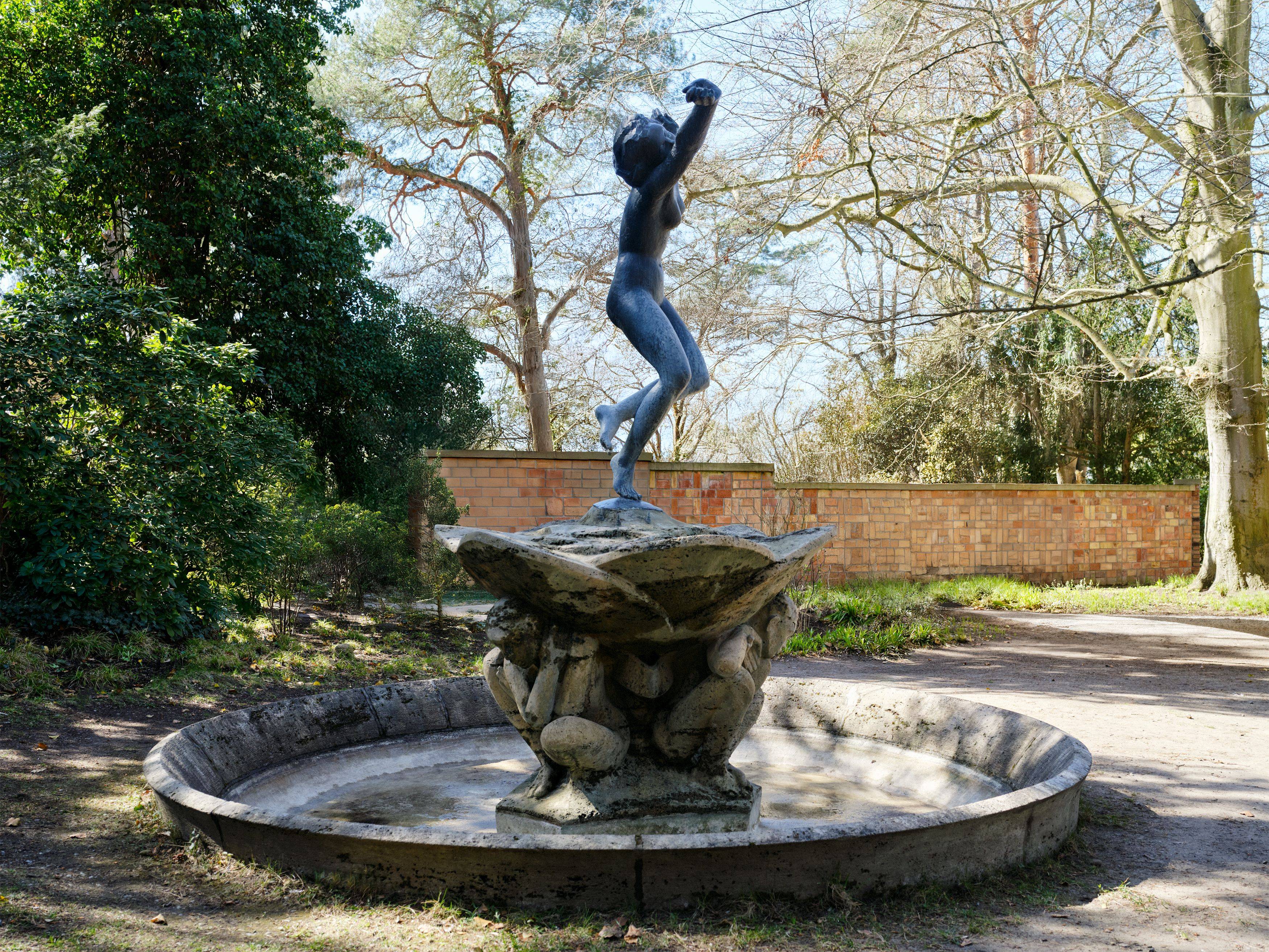Auf diesem Bild ist das folgende Kunstwerk zu sehen: Georg Kolbe. „Tänzerinnen–Brunnen“. 1922.