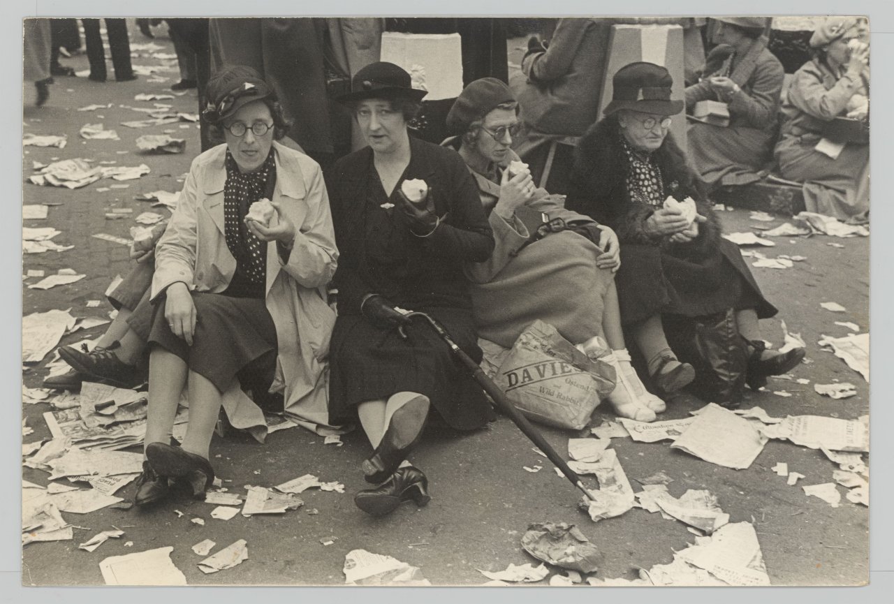 Auf diesem Bild ist das folgende Kunstwerk zu sehen: Henri Cartier-Bresson. Couronnement du roi George VI, Londres, Angleterre, 12 mai. 1937.