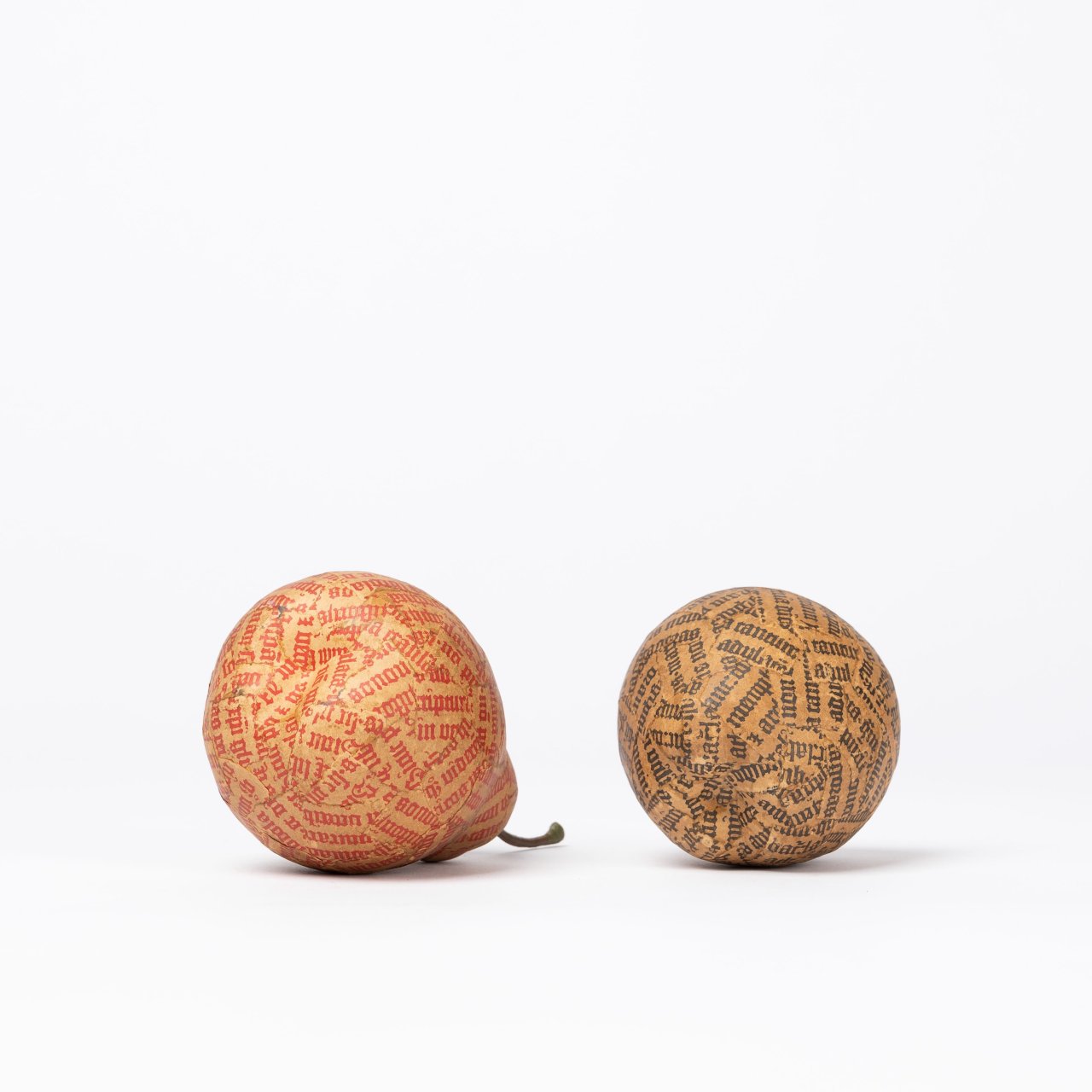 Auf diesem Bild ist das folgende Kunstwerk zu sehen: Jiří Kolář. Apfel und Birne. 1969.