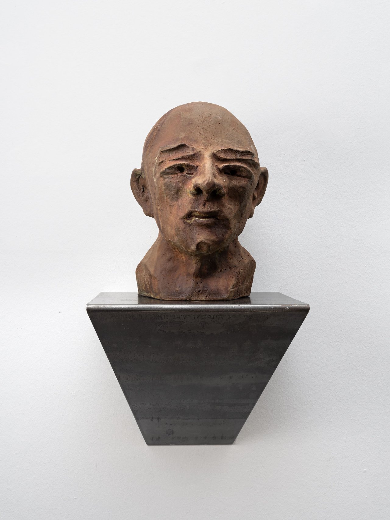 Auf diesem Bild ist das folgende Kunstwerk zu sehen: Thomas Schütte. Wicht. 2006.