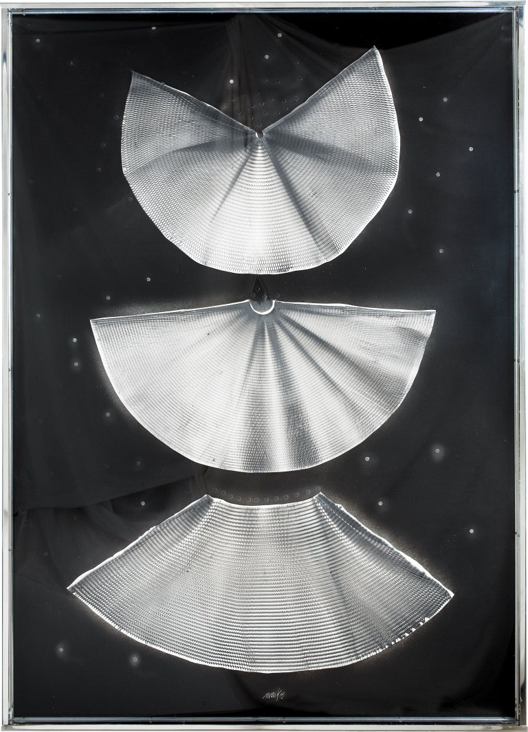 Auf diesem Bild ist das folgende Kunstwerk zu sehen: Heinz Mack. „schwarzer Engel“. 1964.