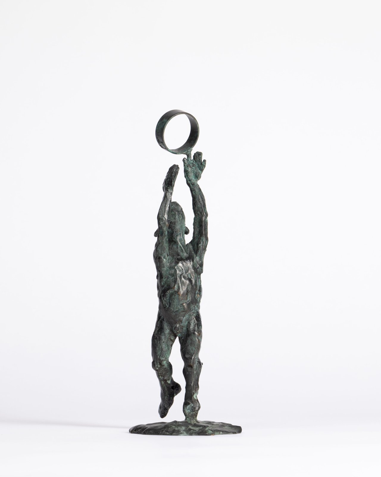 Auf diesem Bild ist das folgende Kunstwerk zu sehen: Jörg Immendorff. „Affe mit Ring“. 2006.
