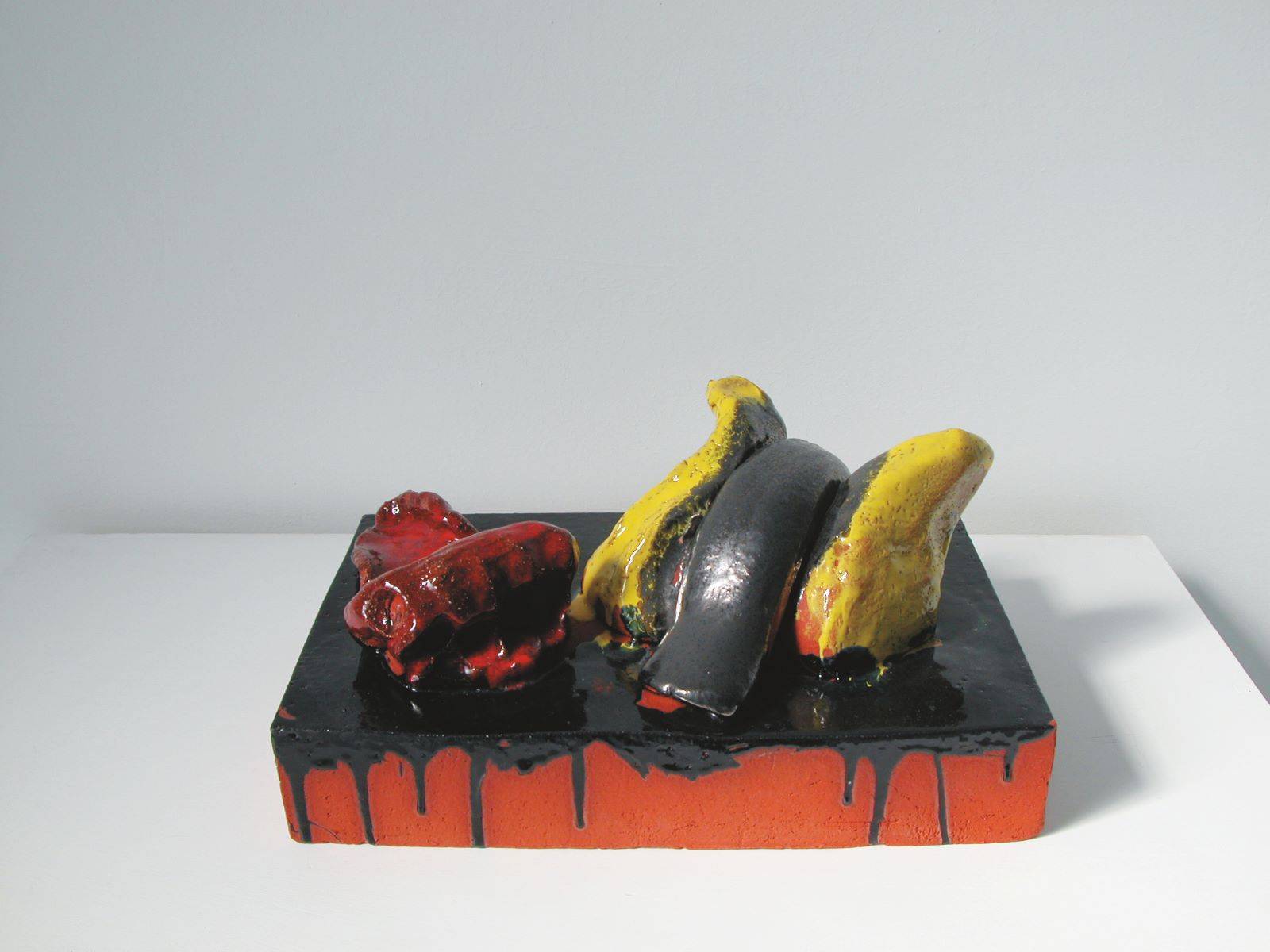 Auf diesem Bild ist das folgende Kunstwerk zu sehen: Thomas Schütte. „Regal (12 Ceramic Sketches)“. 1998/99.