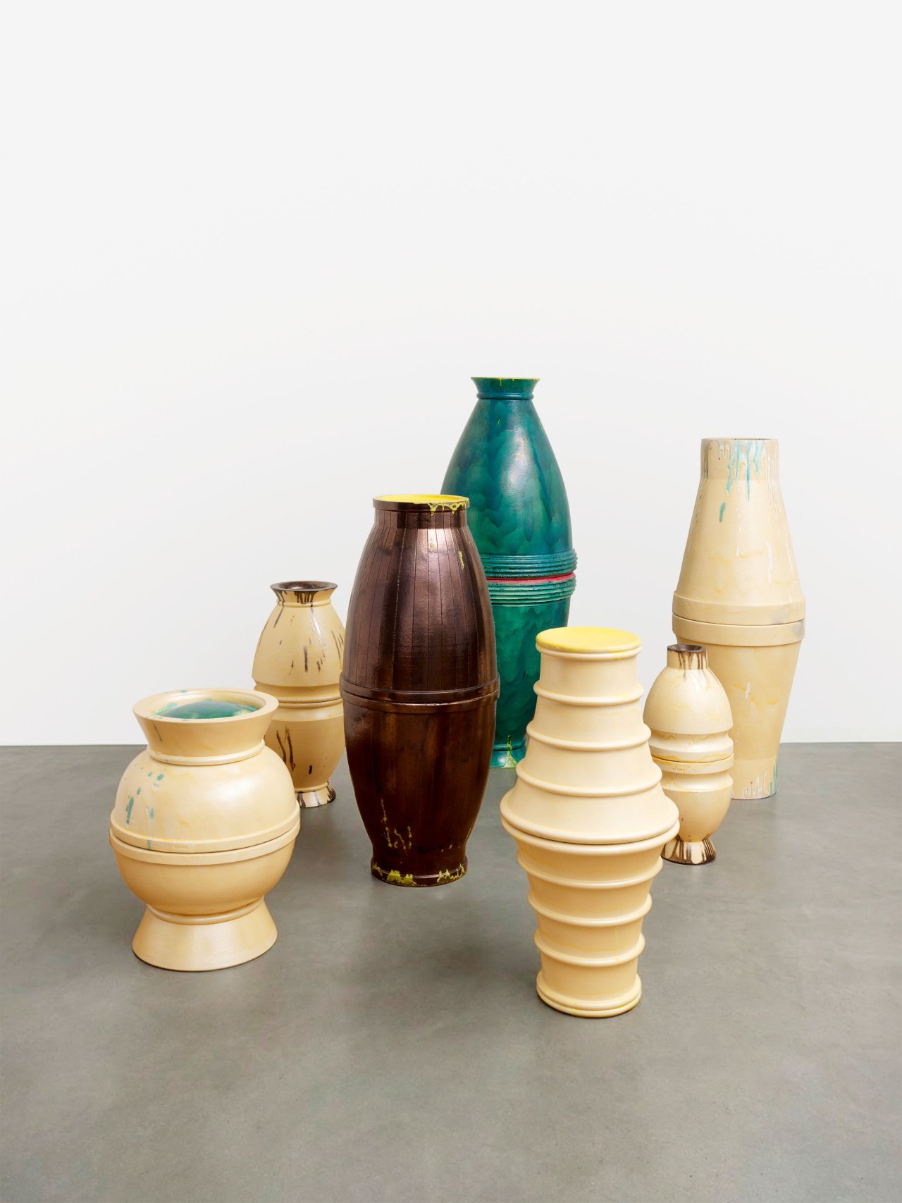 Auf diesem Bild ist das folgende Kunstwerk zu sehen: Thomas Schütte. Urnen. 1999.