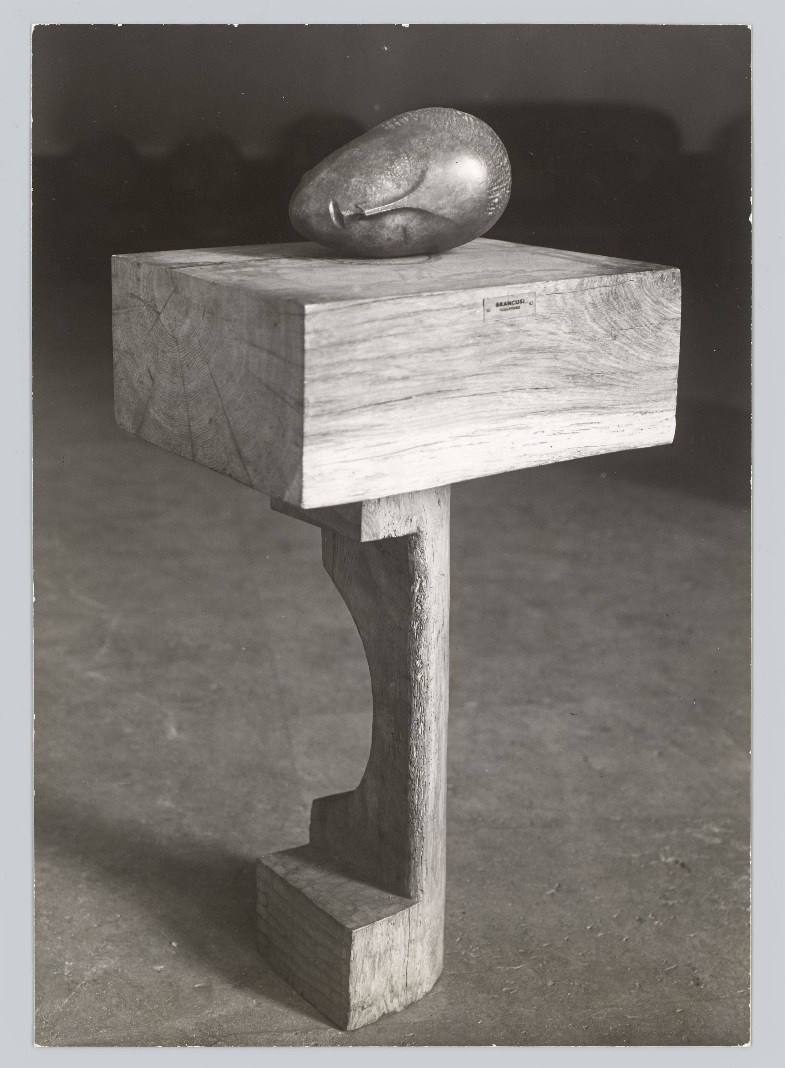 Auf diesem Bild ist das folgende Kunstwerk zu sehen: Marc Vaux. La Muse endormie de Constantin Brancusi. Um 1960.