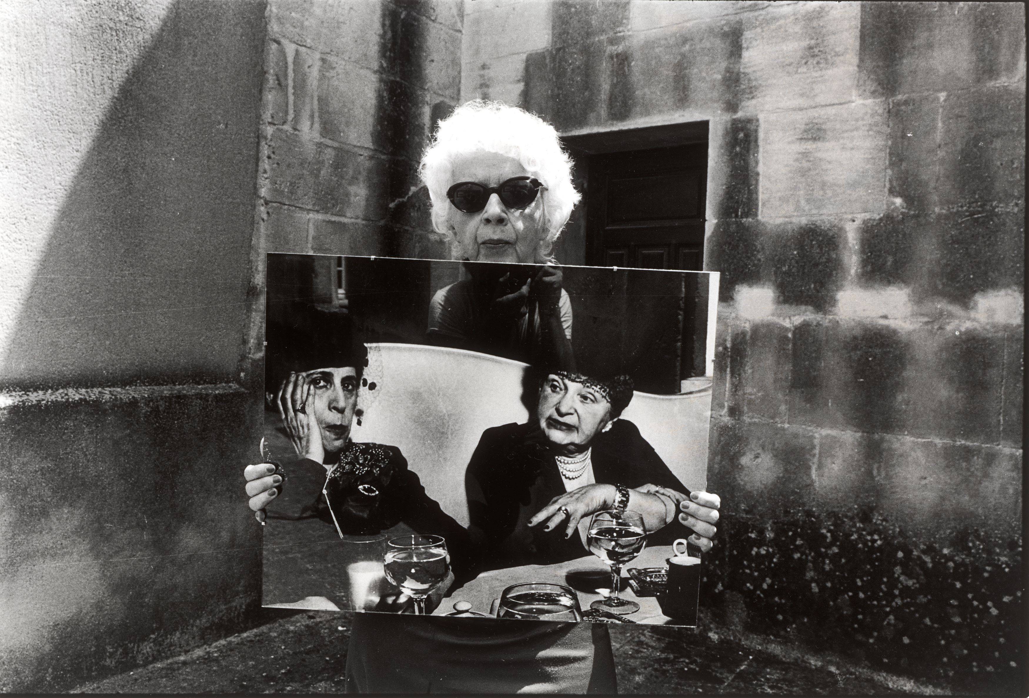 This picture shows the following artwork: Will McBride. ”Lisette Model in Arles”. 1978.
