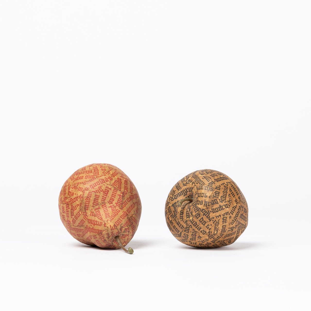 Auf diesem Bild ist das folgende Kunstwerk zu sehen: Jiří Kolář. Apfel und Birne. 1969.