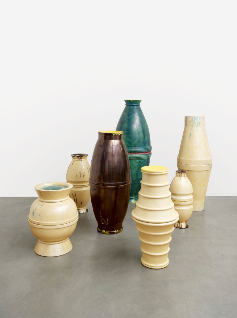 Auf diesem Bild ist das folgende Kunstwerk zu sehen: Thomas Schütte. Urnen. 1999.