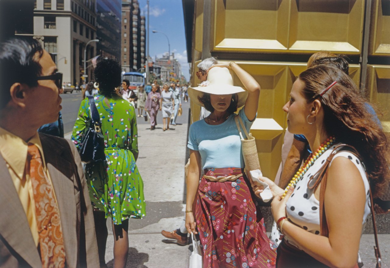 Auf diesem Bild ist das folgende Kunstwerk zu sehen: Joel Meyerowitz. Gold Corner, New York City. 1974.