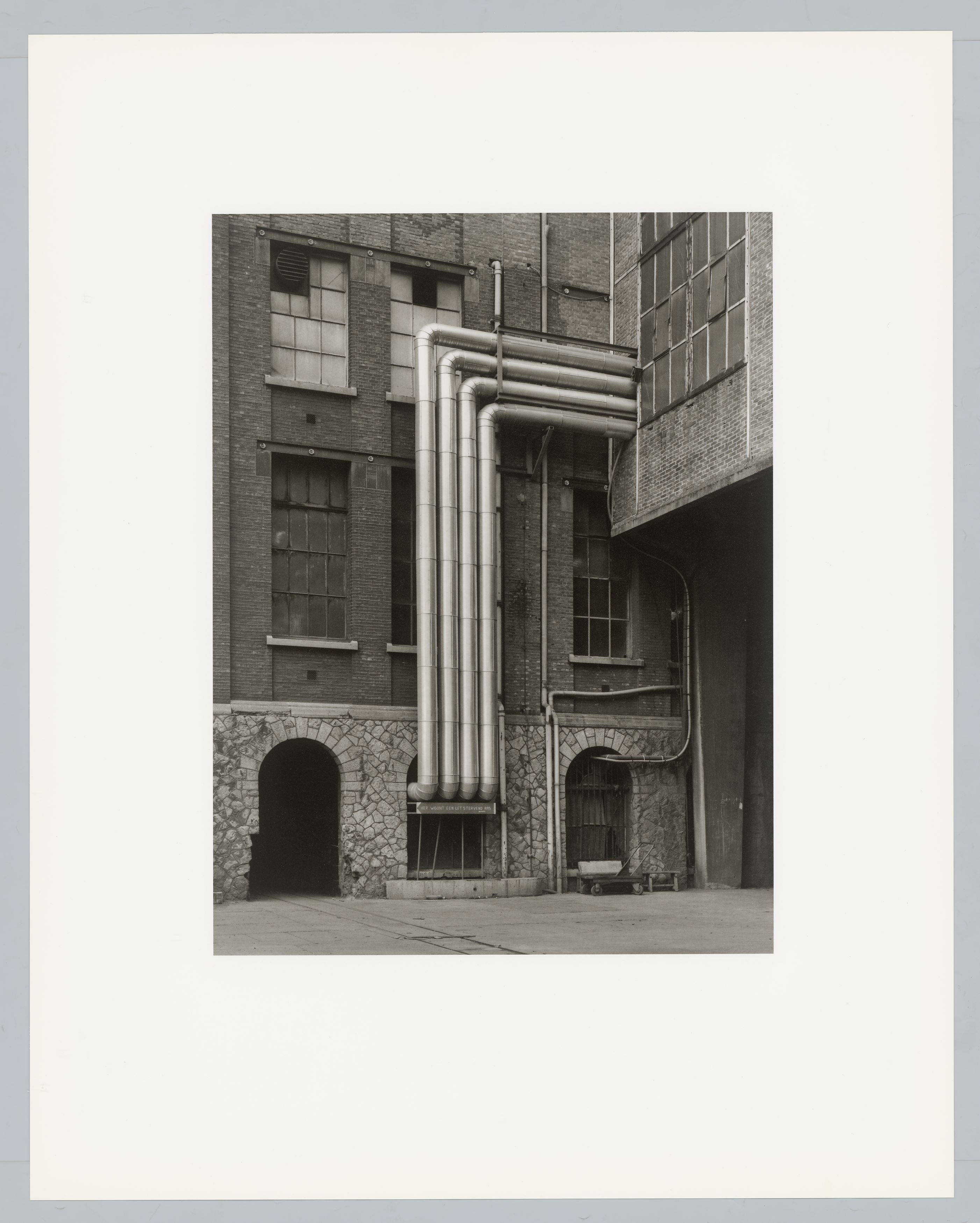 Auf diesem Bild ist das folgende Kunstwerk zu sehen: Bernd und Hilla Becher. „Walls and Conduits“. 1991.