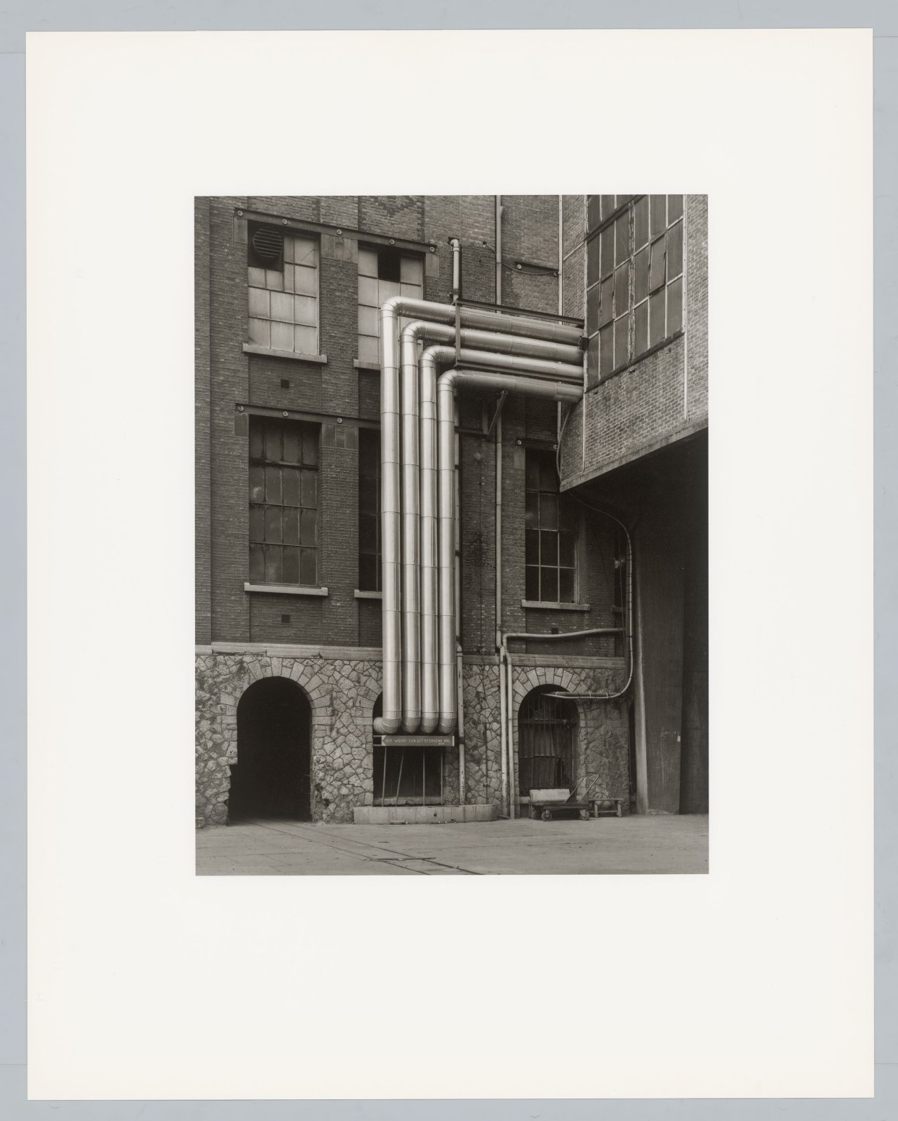 Auf diesem Bild ist das folgende Kunstwerk zu sehen: Bernd und Hilla Becher. „Walls and Conduits“. 1991.