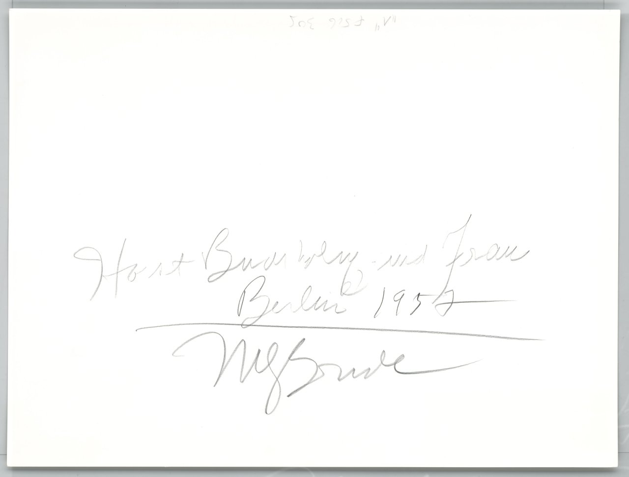 Auf diesem Bild ist das folgende Kunstwerk zu sehen: Will McBride. „Horst Buchholz und Frau, Berlin