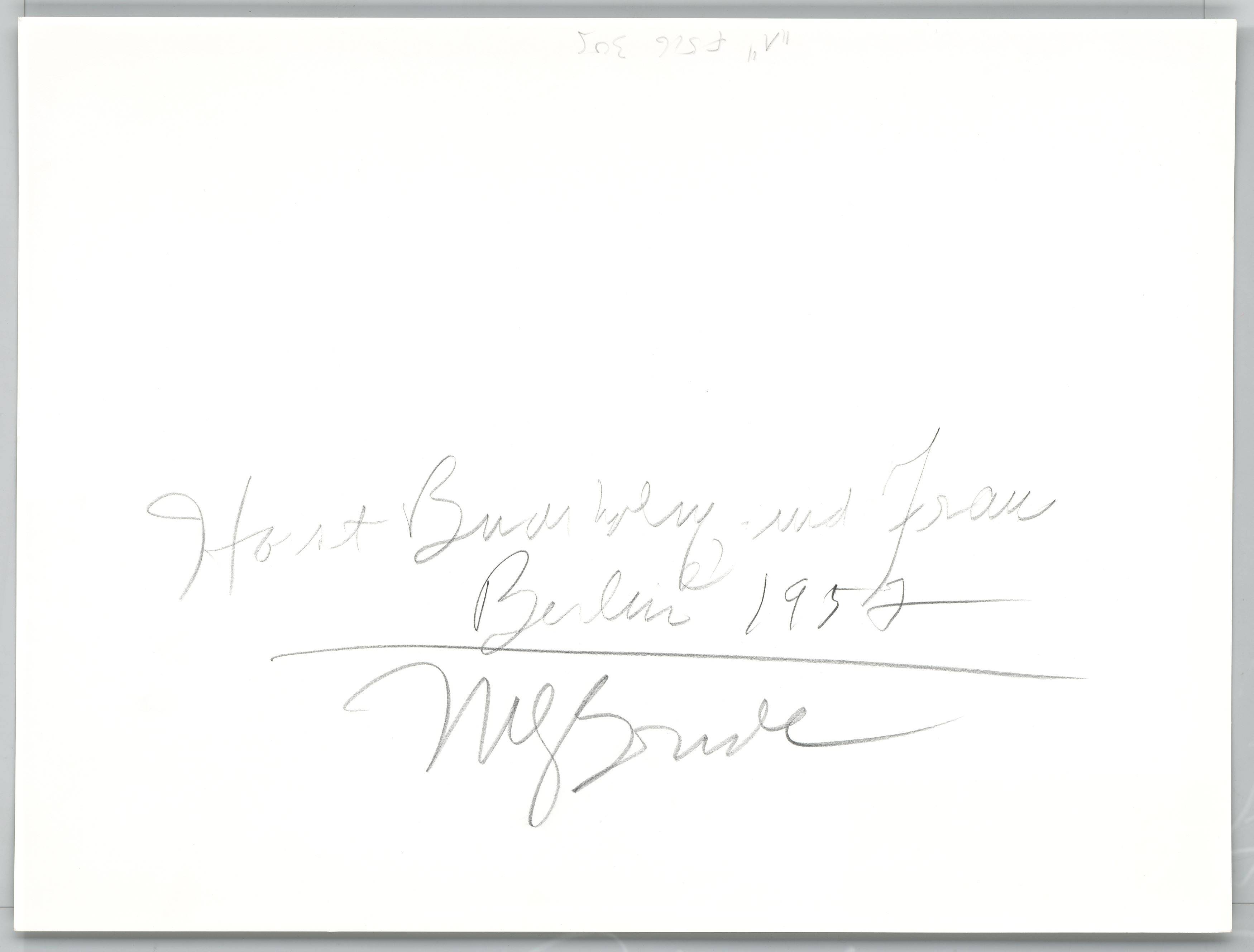 Auf diesem Bild ist das folgende Kunstwerk zu sehen: Will McBride. „Horst Buchholz und Frau, Berlin
