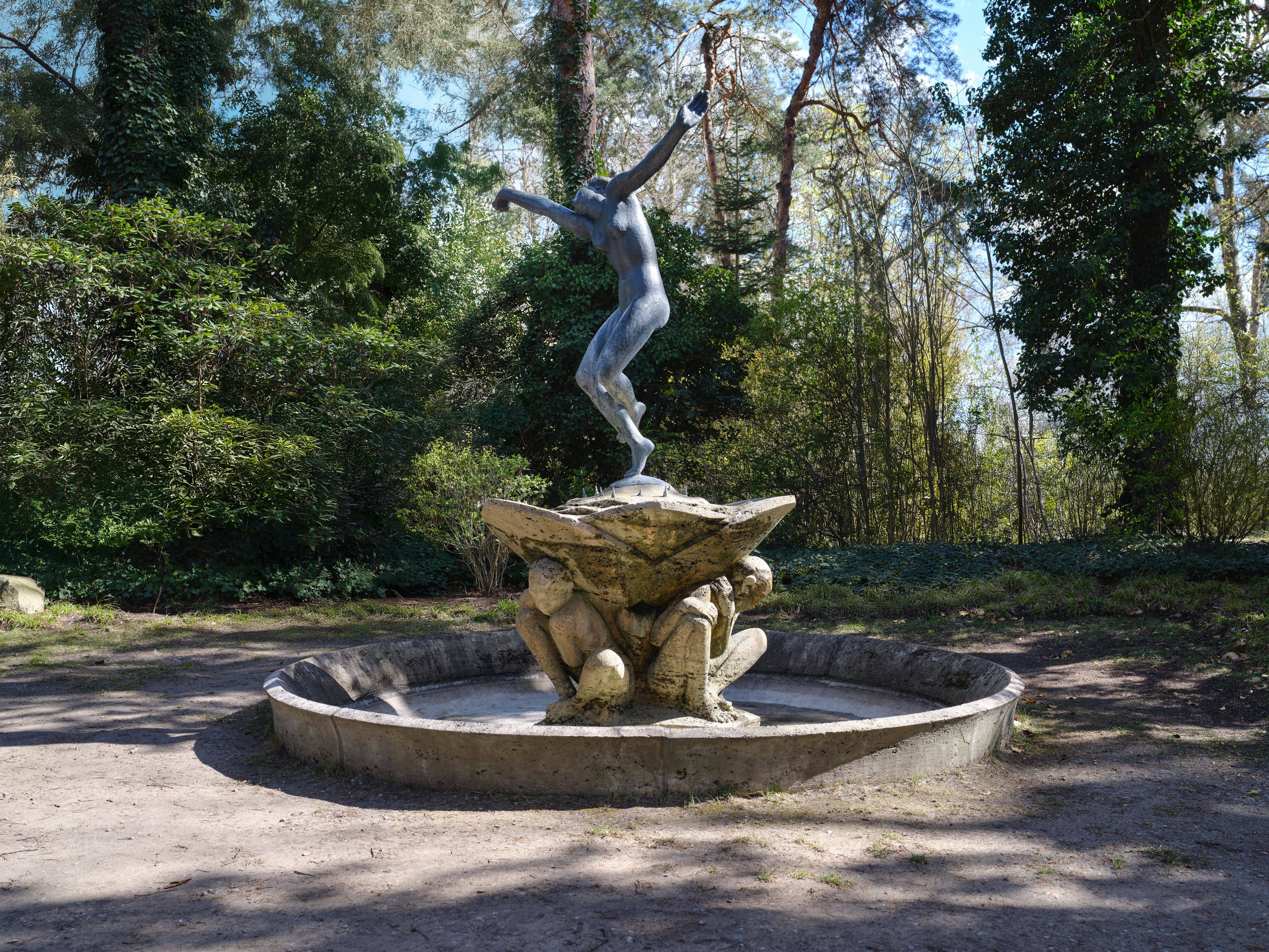 This picture shows the following artwork: Georg Kolbe. ”Tänzerinnen–Brunnen”. 1922.