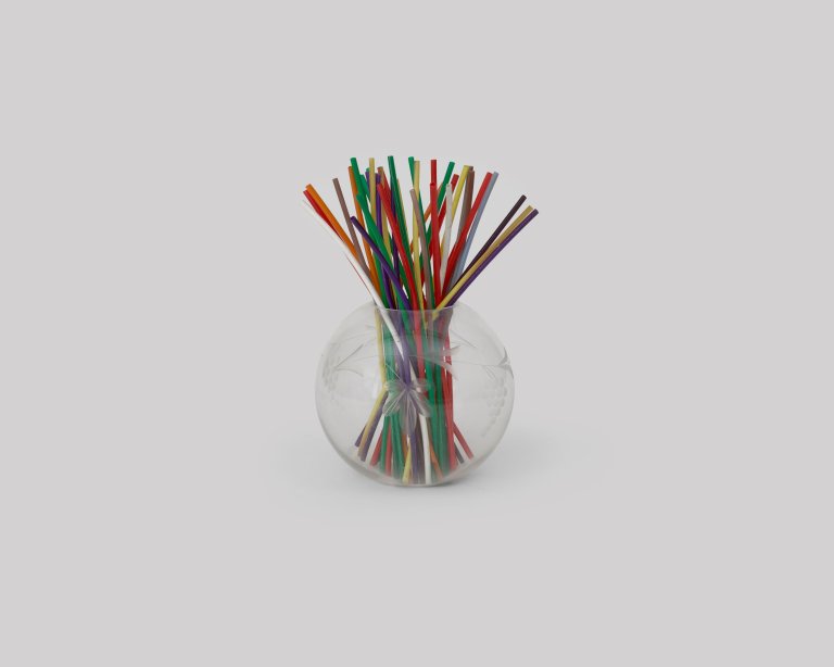 Auf diesem Bild ist das folgende Kunstwerk zu sehen: Hermann Glöckner. Glaskugelvase mit bunten Strohhalmen aus Kunststoff.