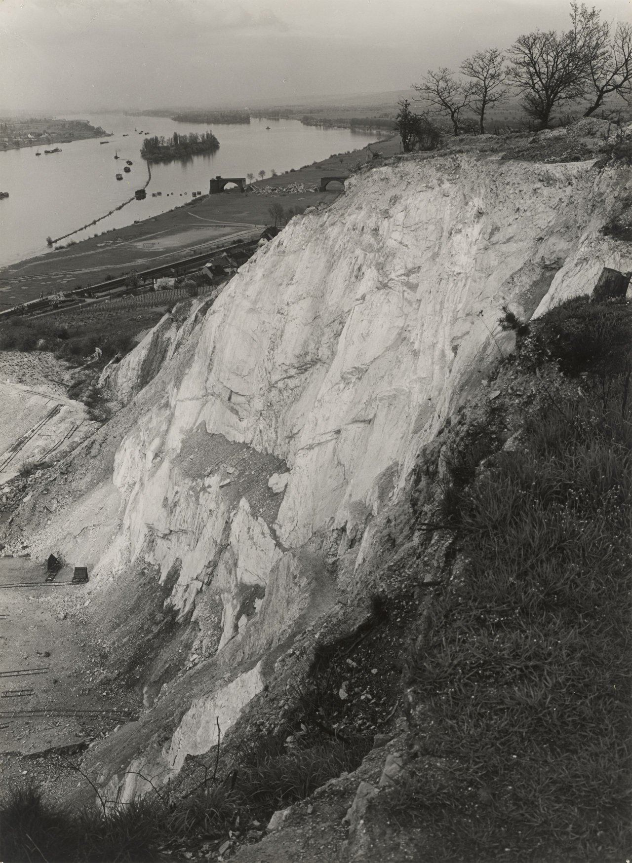 This picture shows the following artwork: Albert Renger-Patzsch. ”Rheinbecken. Rochusberg b/Bingen. Steinbruch”. Circa 1952.