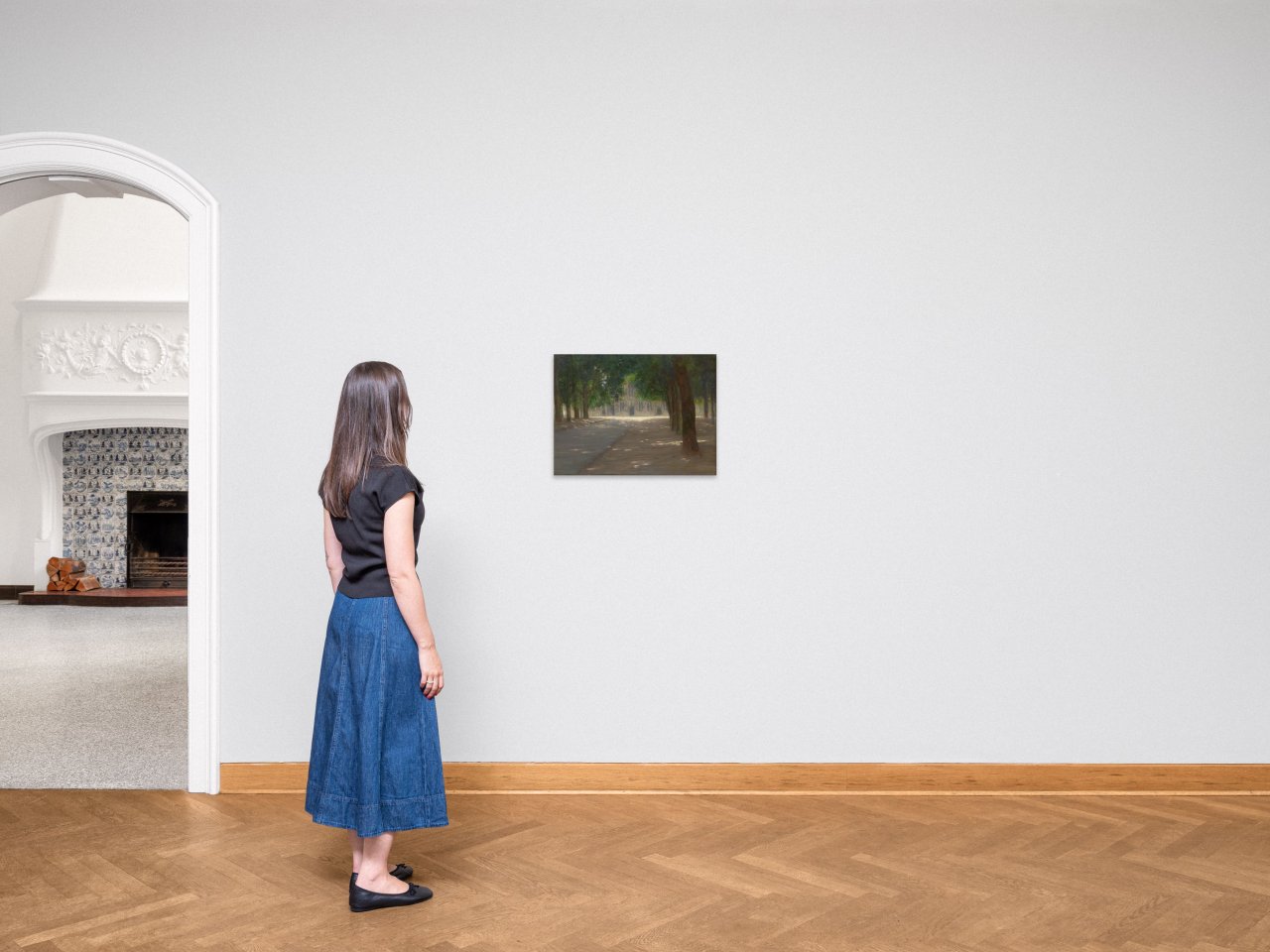 Auf diesem Bild ist das folgende Kunstwerk zu sehen:  Deutsch, um 1880. Verschattete Allee mit gotischer Kirchenfassade.