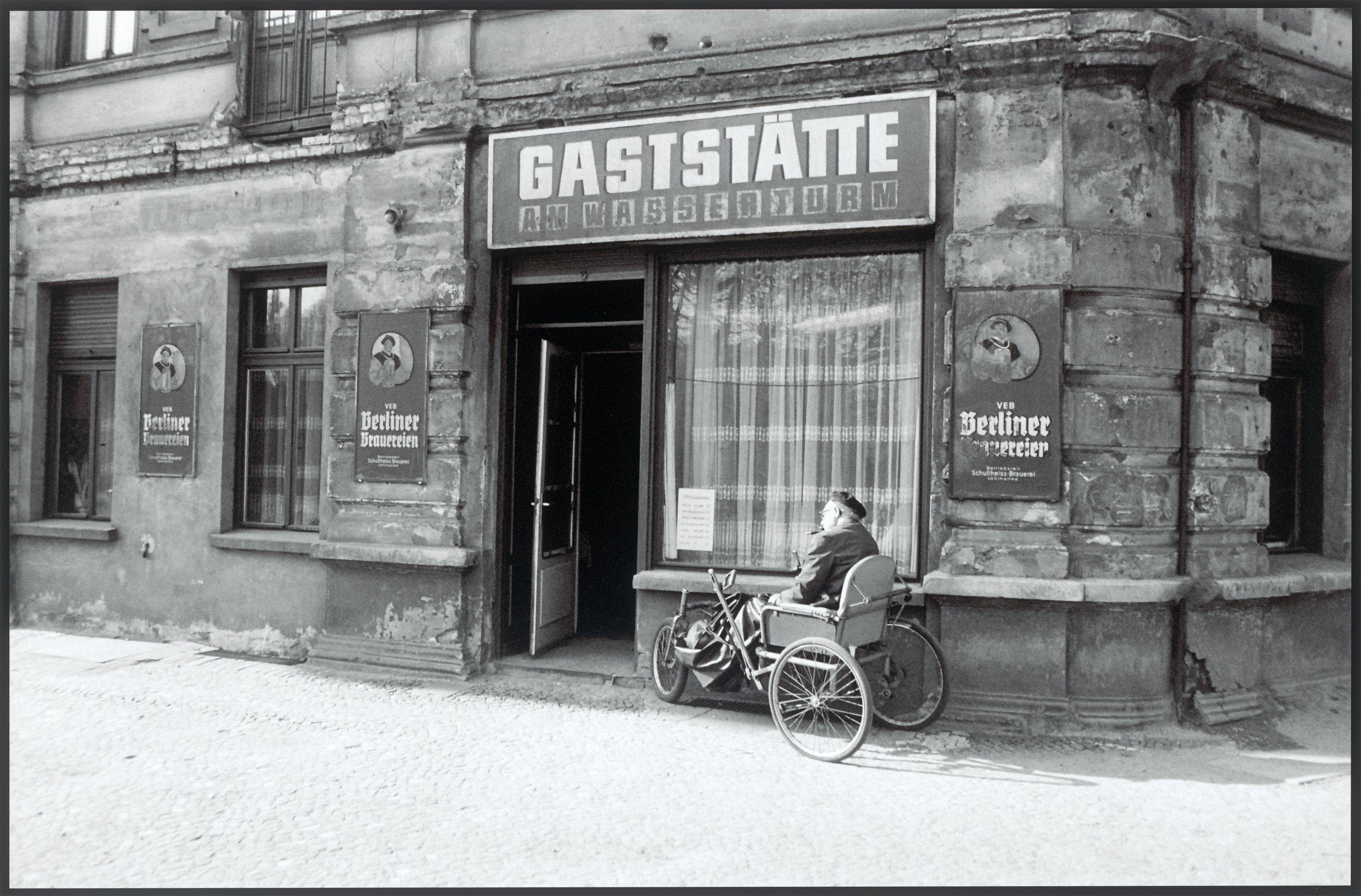 This picture shows the following artwork: Harald Hauswald. ”Am Wasserturm” / Bahnhof Lichtenberg. 1982 and 1980.